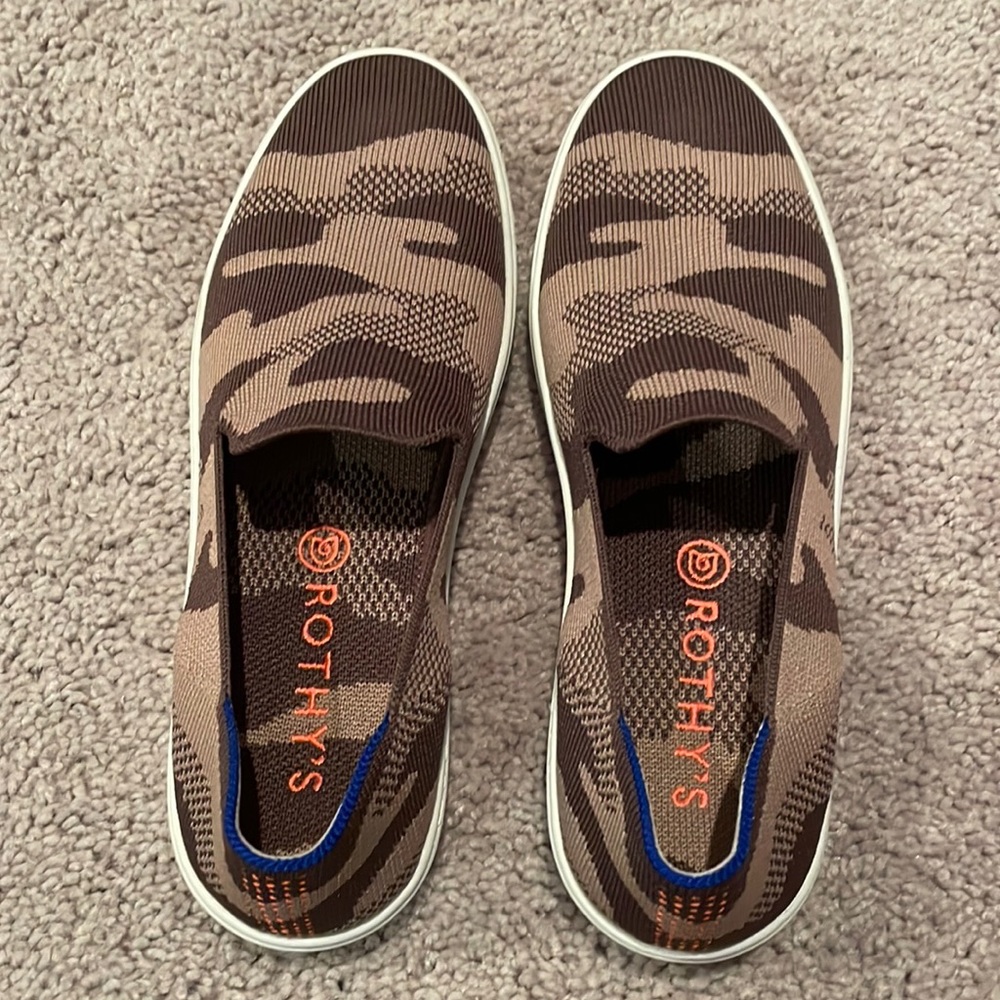 Rothys size 8 women’s taupe camo sneakers